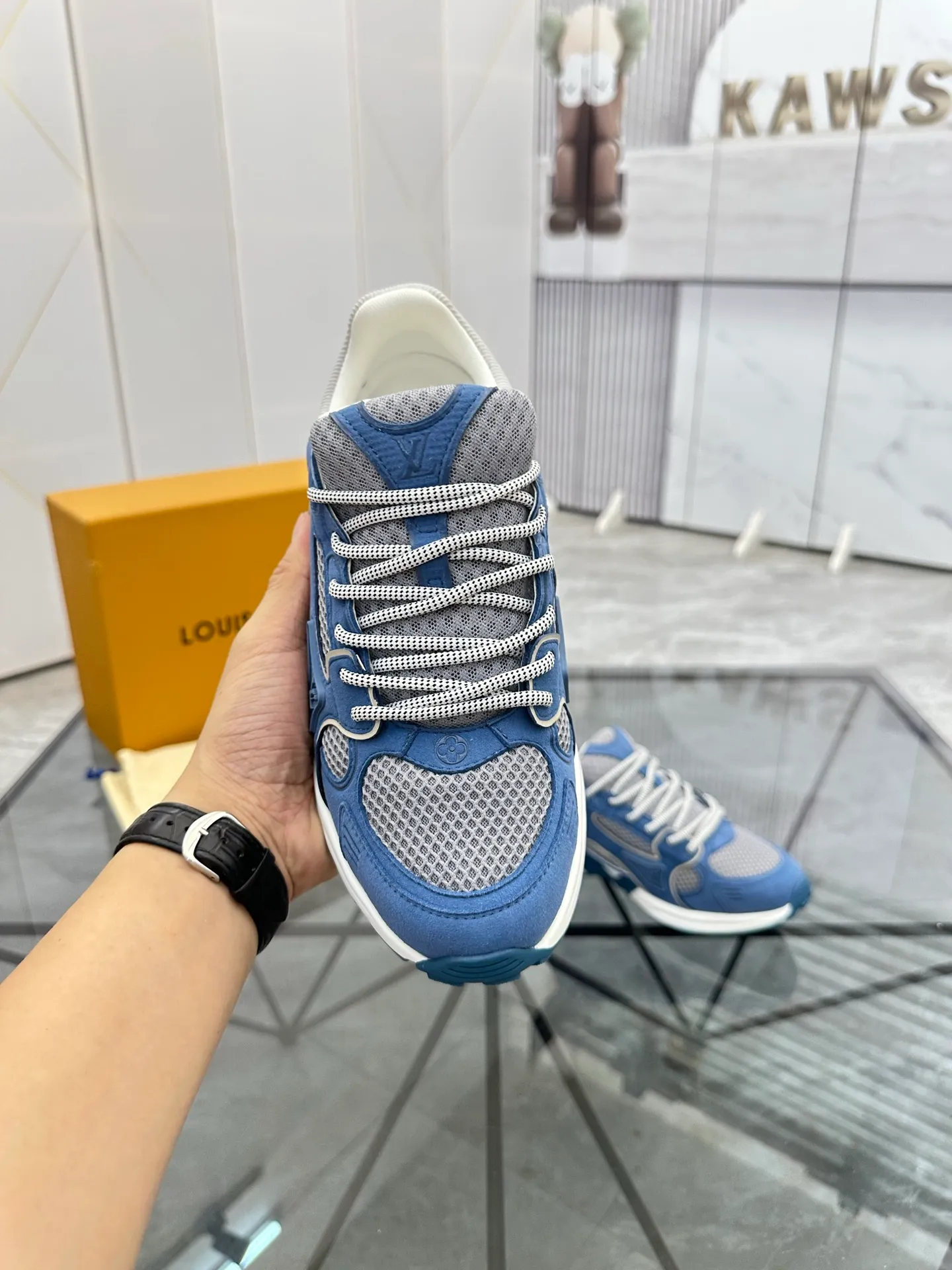 Men's shoes: 💰P660¥ Top quality Product trademark: LV* "Louis Vuitton*" low-top casual shoes Regular size: 35-44 (can be customized to 45.46) Couple style Product materials: Upper imported cowhide stitching original material, breathable lining, original outsole. Number: H218
